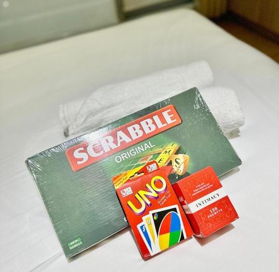 חדר משפחתי, Stayover At Azure