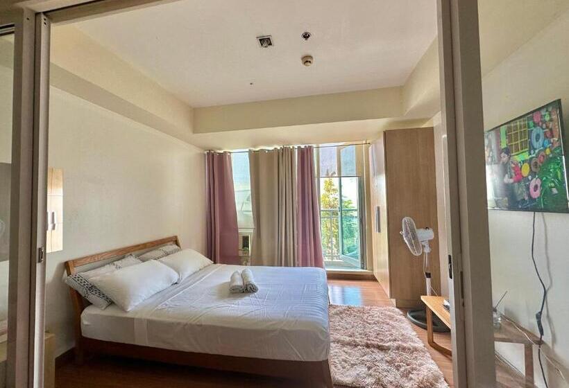 חדר משפחתי, Stayover At Azure