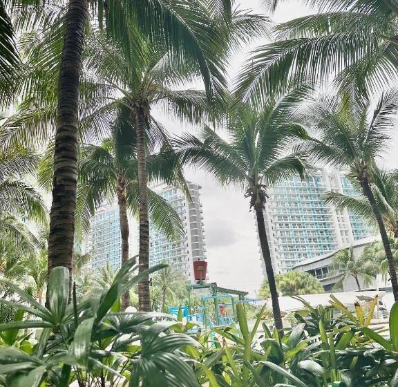 חדר משפחתי, Stayover At Azure