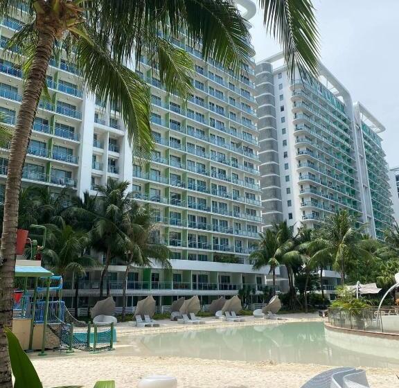 חדר משפחתי, Stayover At Azure