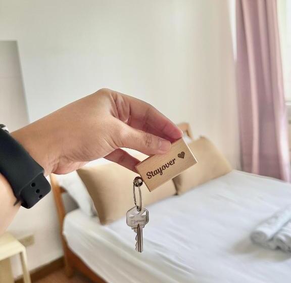 חדר משפחתי, Stayover At Azure