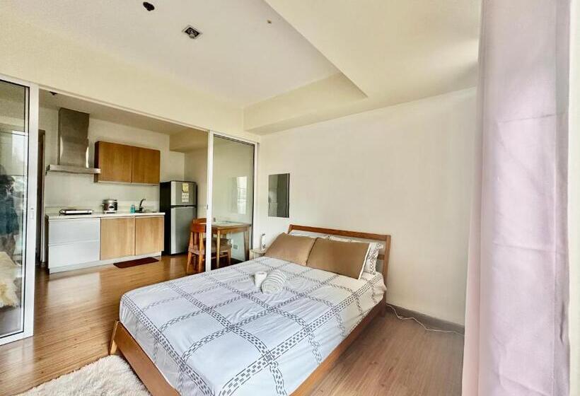 חדר משפחתי, Stayover At Azure