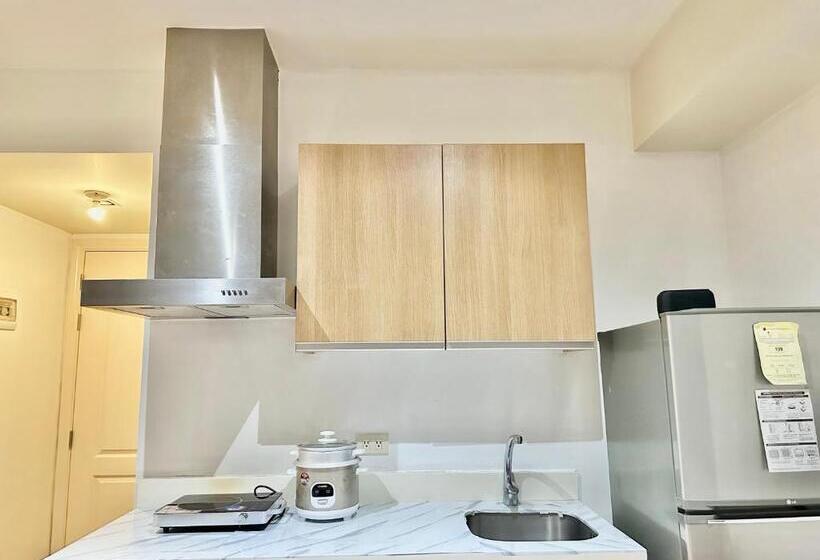 חדר משפחתי, Stayover At Azure