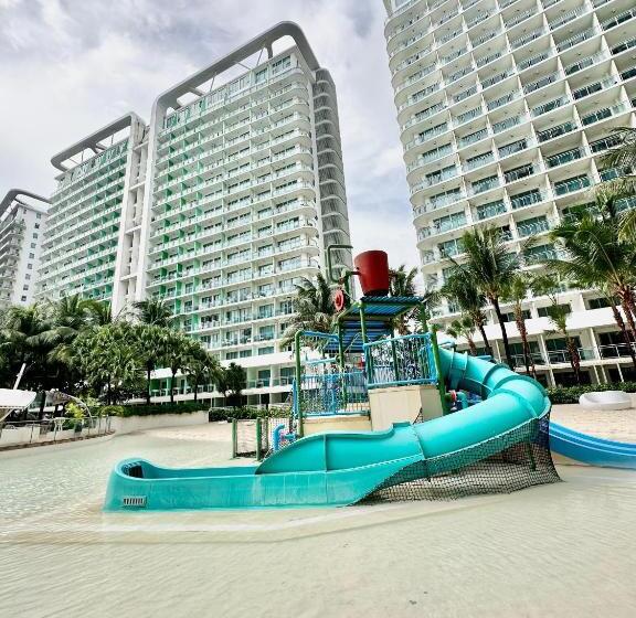 חדר משפחתי, Stayover At Azure