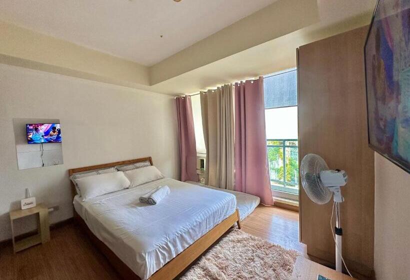 חדר משפחתי, Stayover At Azure