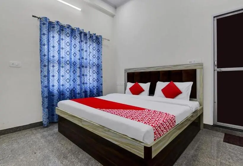 Classic Kolmen Hengen Huone, Oyo Hotel Ishwar