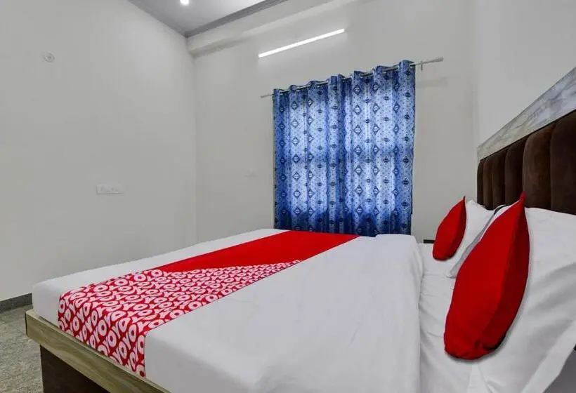 Classic Kolmen Hengen Huone, Oyo Hotel Ishwar