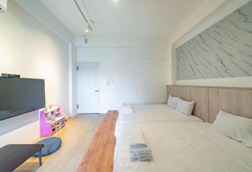 اتاق استاندارد چهارنفره با بالکن, Namek Guesthouse