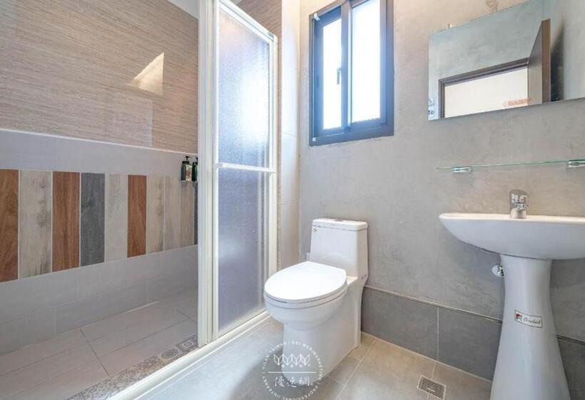 اتاق استاندارد چهارنفره با بالکن, Namek Guesthouse