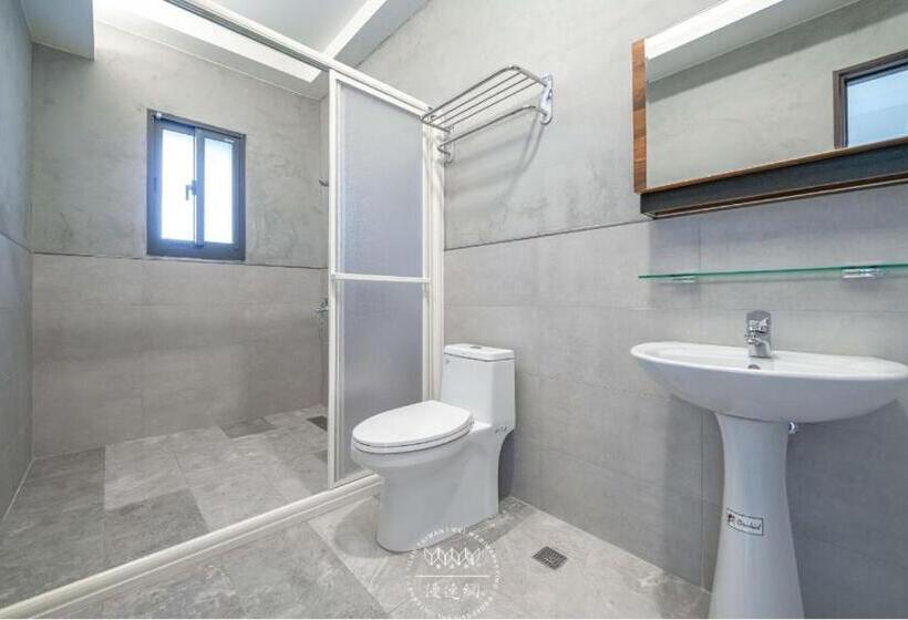 اتاق استاندارد چهارنفره با بالکن, Namek Guesthouse