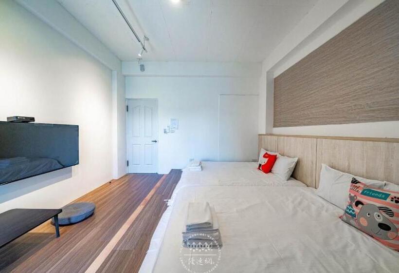 اتاق استاندارد چهارنفره با بالکن, Namek Guesthouse