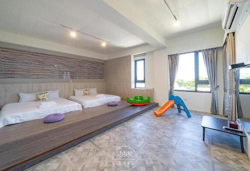 اتاق استاندارد چهارنفره با بالکن, Namek Guesthouse