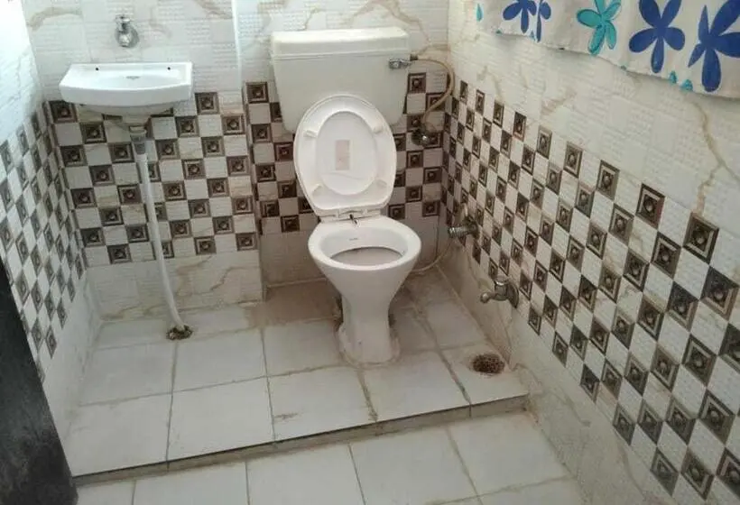 Classic Kolmen Hengen Huone, Oyo Hotel Raj Mahal