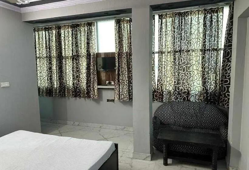Classic Kolmen Hengen Huone, Oyo Hotel Raj Mahal