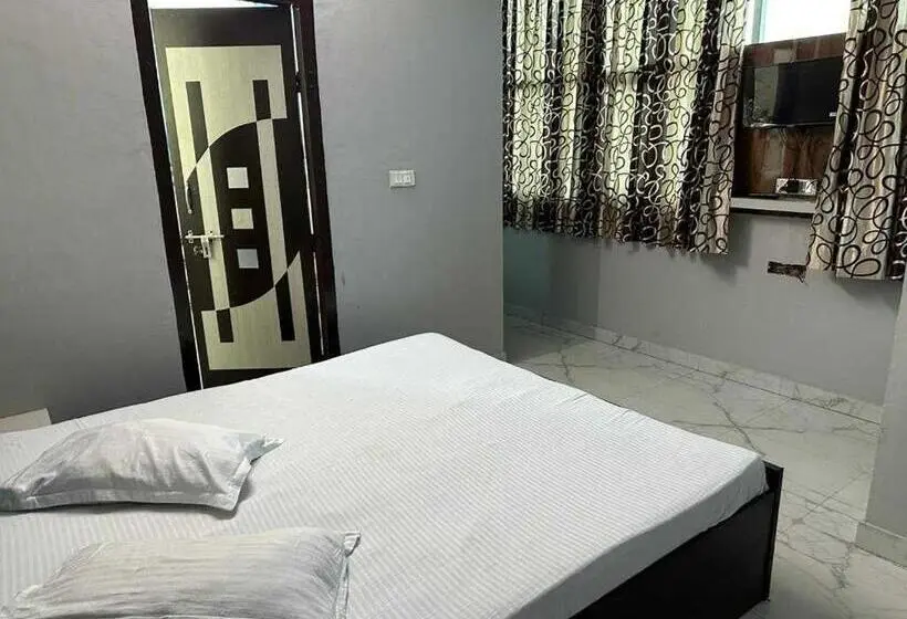 Classic Kolmen Hengen Huone, Oyo Hotel Raj Mahal