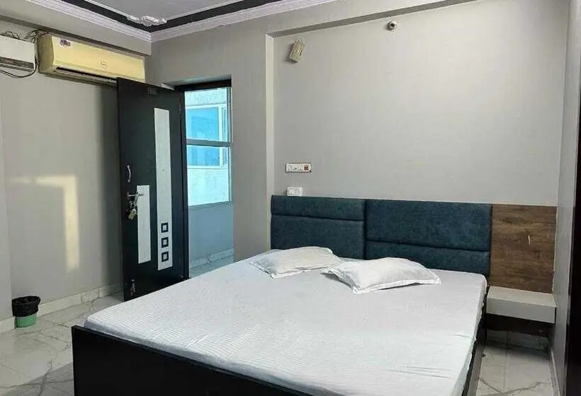 Classic Kolmen Hengen Huone, Oyo Hotel Raj Mahal