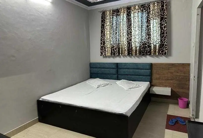 Classic Kolmen Hengen Huone, Oyo Hotel Raj Mahal
