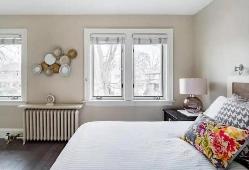 اتاق لوکس, Double Bedroom On Up Or 3 Bedrooms In Basement Near Eglinton Subway Station