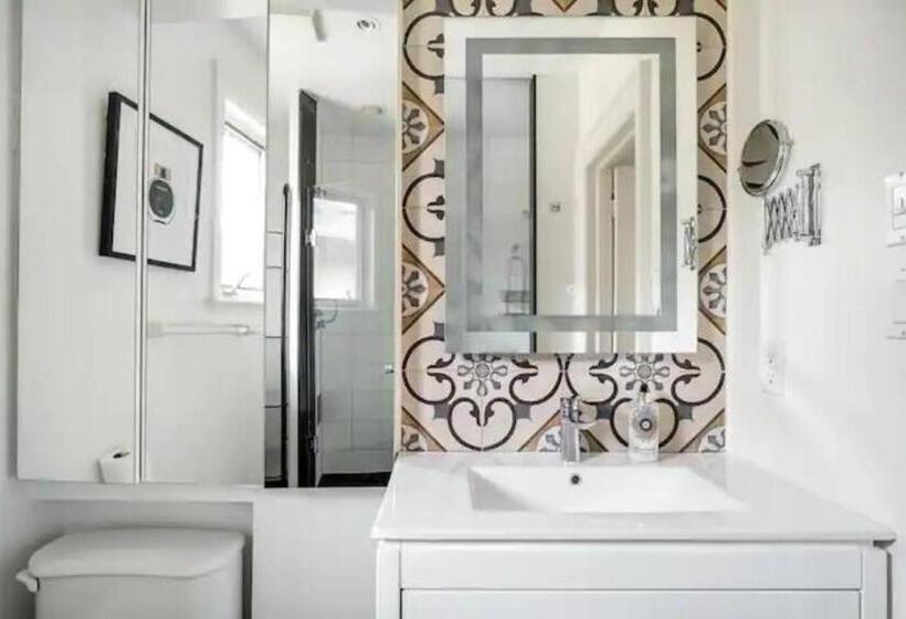 اتاق لوکس, Double Bedroom On Up Or 3 Bedrooms In Basement Near Eglinton Subway Station