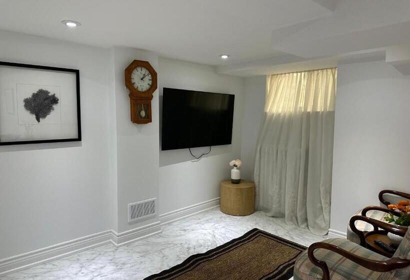 סוויטה משפחתית, Double Bedroom On Up Or 3 Bedrooms In Basement Near Eglinton Subway Station
