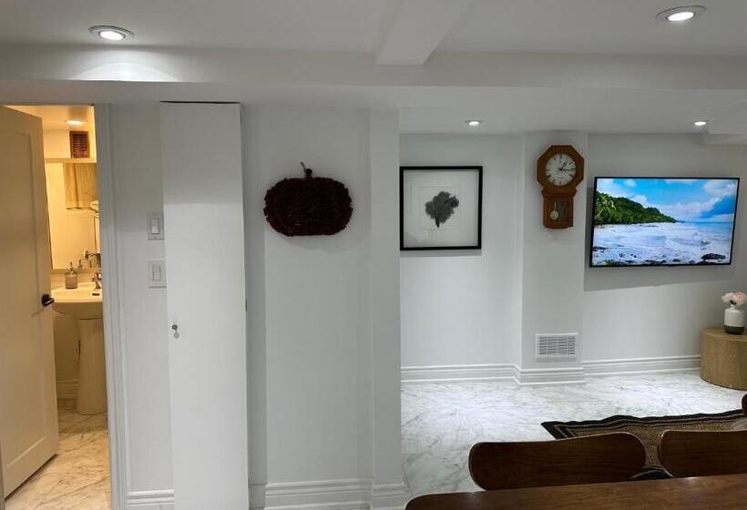 سوییت خانوادگی, Double Bedroom On Up Or 3 Bedrooms In Basement Near Eglinton Subway Station