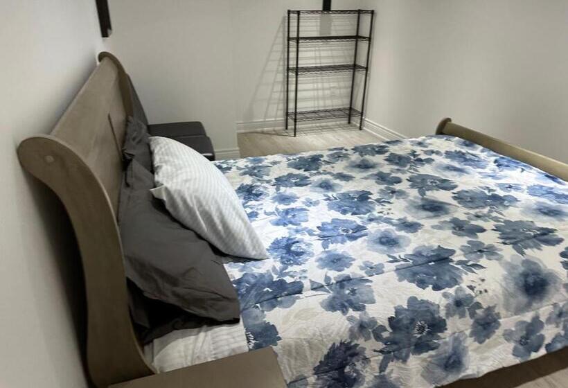 سوییت خانوادگی, Double Bedroom On Up Or 3 Bedrooms In Basement Near Eglinton Subway Station