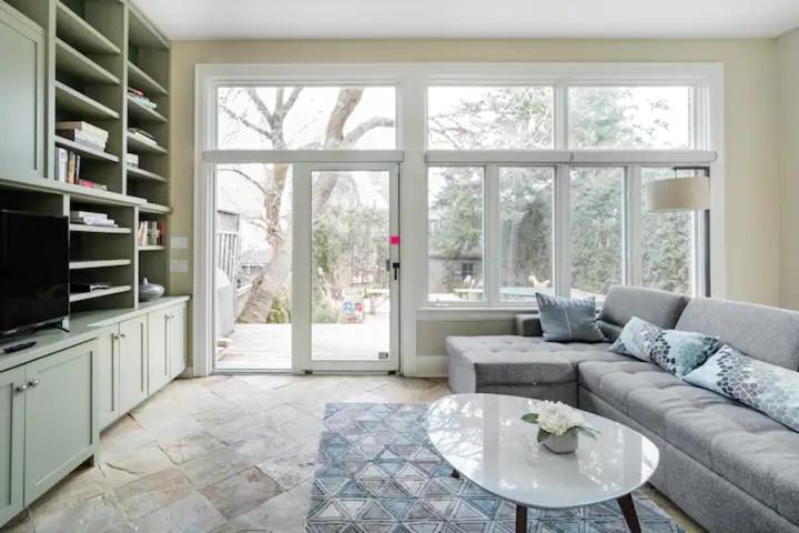 اتاق استاندارد, Double Bedroom On Up Or 3 Bedrooms In Basement Near Eglinton Subway Station