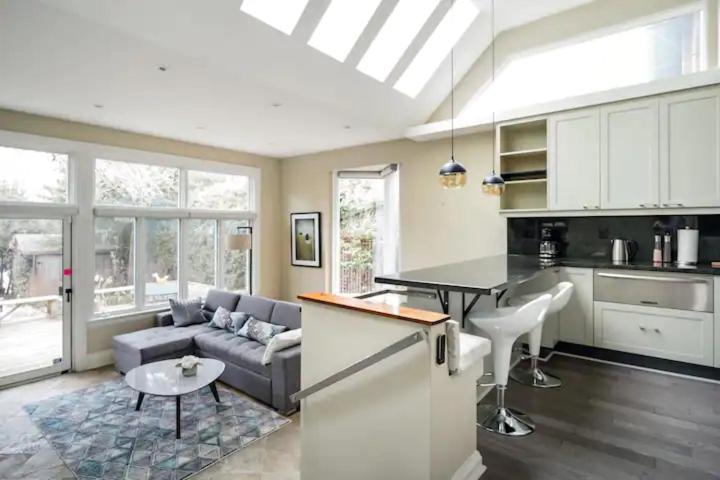 اتاق استاندارد, Double Bedroom On Up Or 3 Bedrooms In Basement Near Eglinton Subway Station