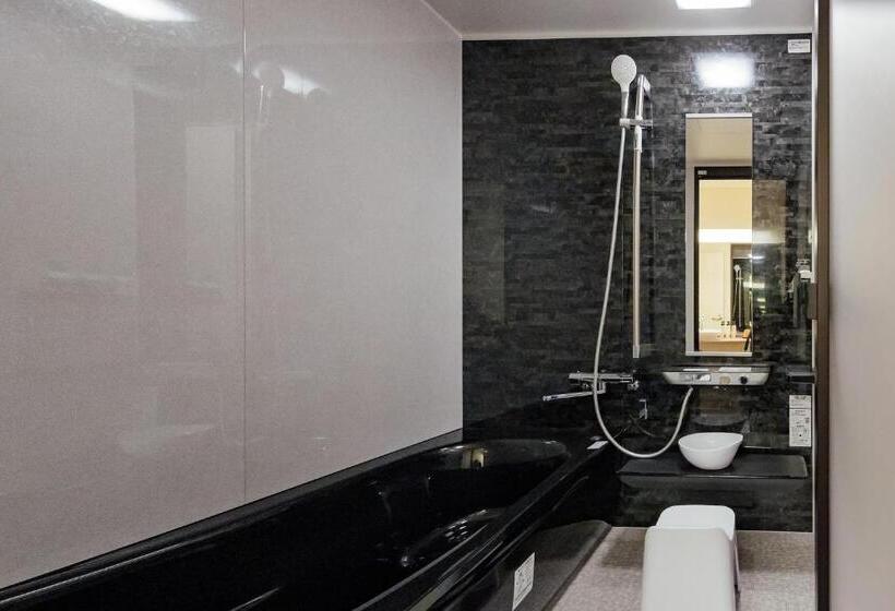 غرفة عائلية, The Hotel Obuse