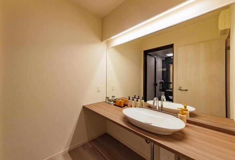 غرفة عائلية, The Hotel Obuse