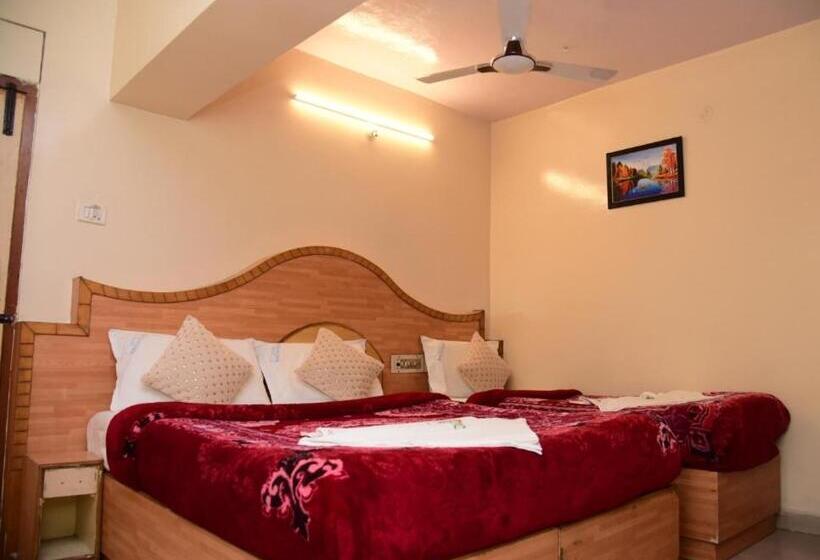 غرفة ديلوكس رباعية, Ajantha Palace