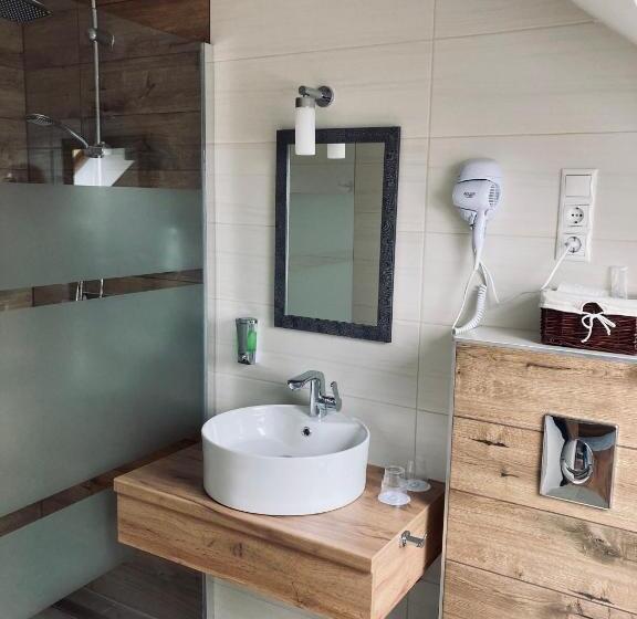 غرفة قياسية, Panzió Route 87