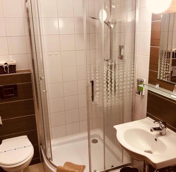 غرفة قياسية, Panzió Route 87