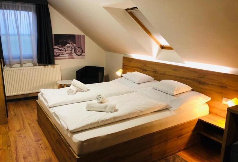 غرفة قياسية, Panzió Route 87