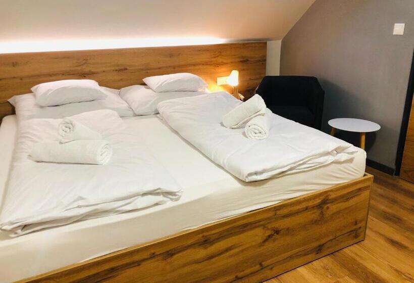 غرفة قياسية, Panzió Route 87