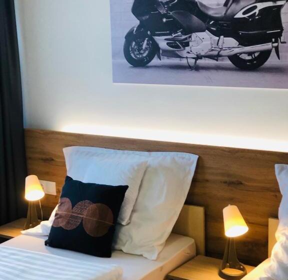 غرفة قياسية ثلاثية, Panzió Route 87