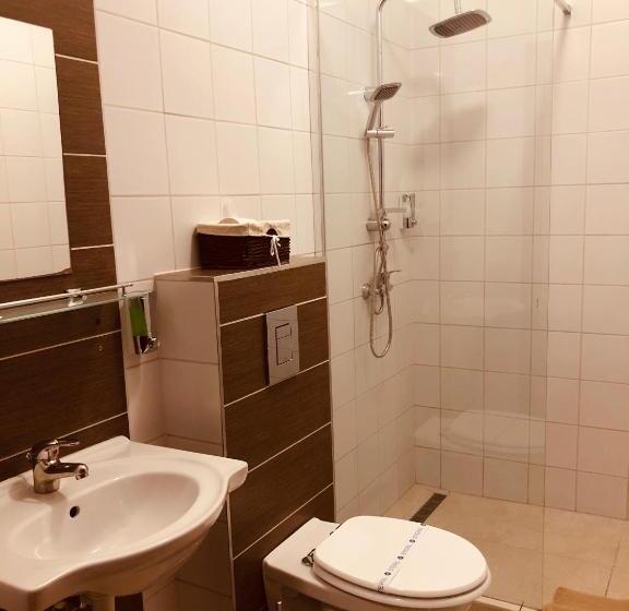 غرفة قياسية ثلاثية, Panzió Route 87