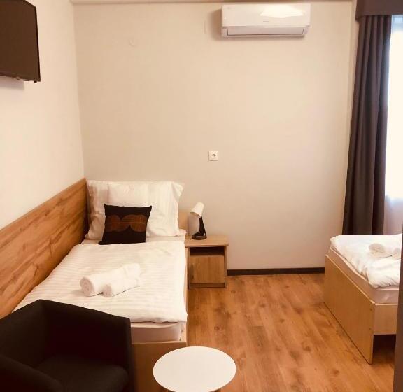 غرفة قياسية ثلاثية, Panzió Route 87