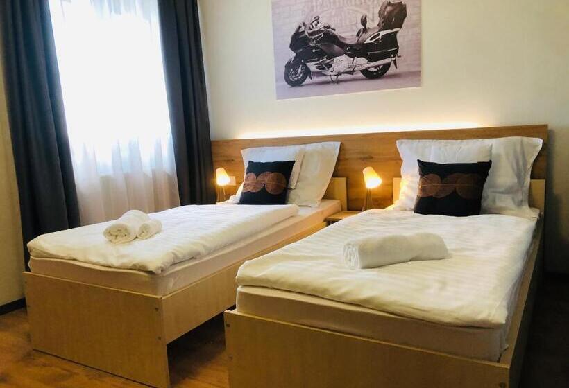 غرفة قياسية ثلاثية, Panzió Route 87