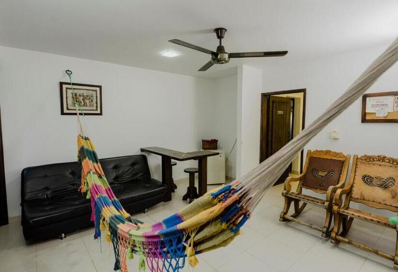 חדר סופריור לשלושה, Rancho Regis