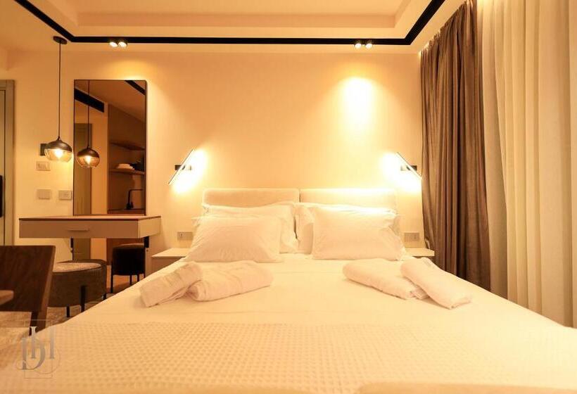 غرفة قياسية ثلاثية مزودة بشرفة, Deha Rooms & Apartments