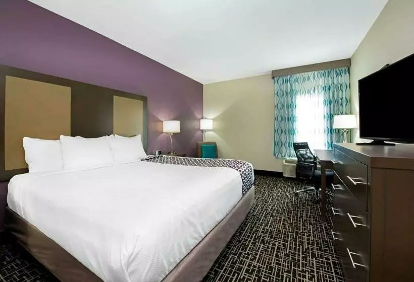 キングサイズベッドのスタンダードルーム, La Quinta By Wyndham Lake Charles   Westlake