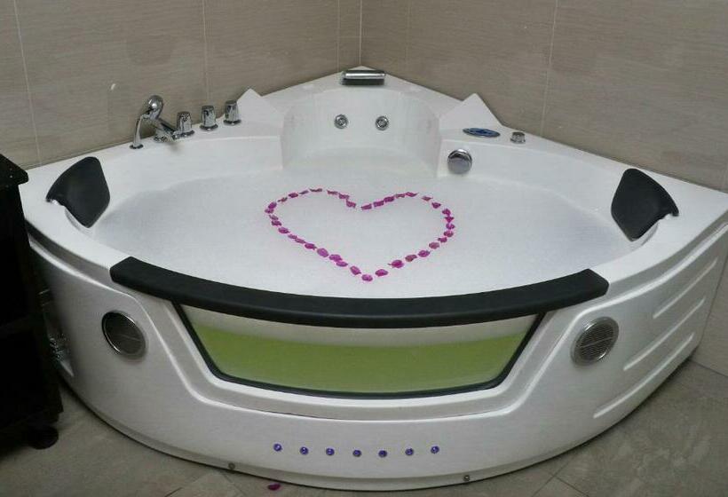 キングサイズベッドのスタンダードルーム, Nila Beach Resort