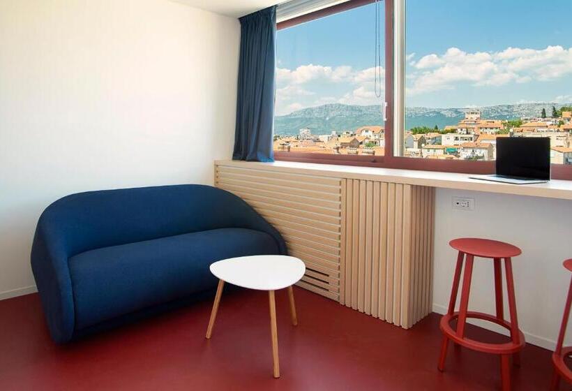 سوییت جونیور با چشم‌انداز شهر, Tower Rooms