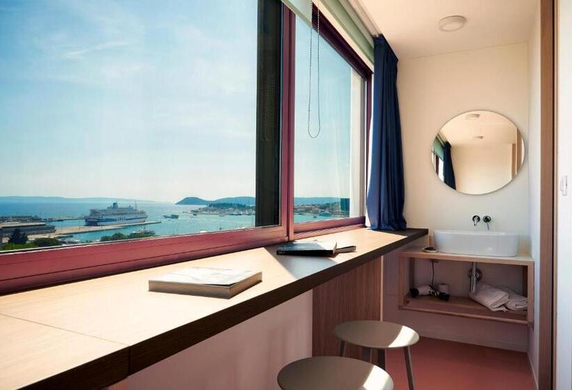 اتاق لوکس با چشم‌انداز دریا, Tower Rooms