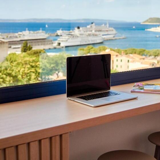 اتاق لوکس با چشم‌انداز دریا, Tower Rooms