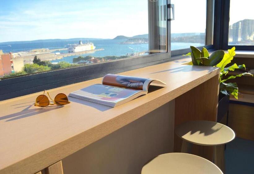 اتاق لوکس با چشم‌انداز دریا, Tower Rooms