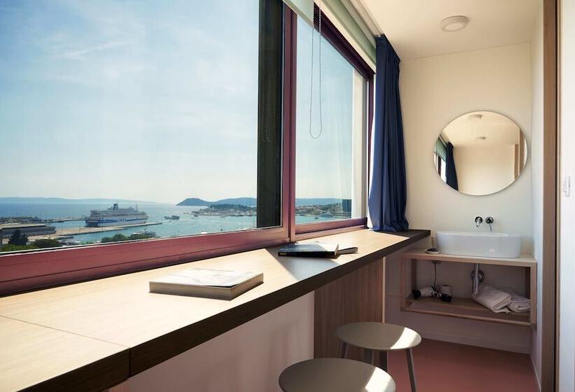 اتاق سوپریور با چشم‌انداز دریا, Tower Rooms