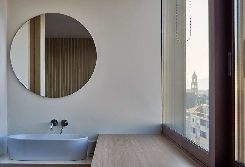 اتاق سوپریور با چشم‌انداز شهر, Tower Rooms