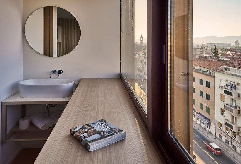 اتاق سوپریور با چشم‌انداز شهر, Tower Rooms